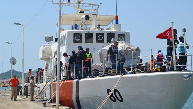 78 kaçağı taşıyan lastik bot patladı