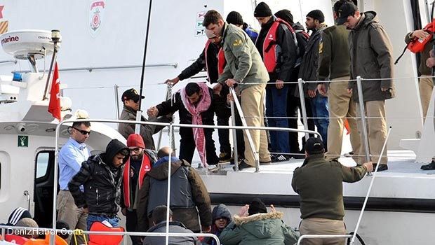 Suriyeli mülteciler su alan bottan son anda kurtarıldı.