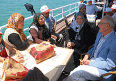 Her hafta bir mahalle gemide ağırlanıyor