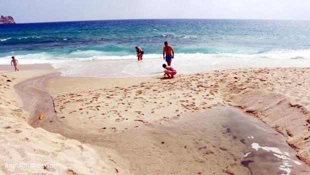 Alanya’daki mavi bayraklı plajda kurtçuk krizi çözüldü