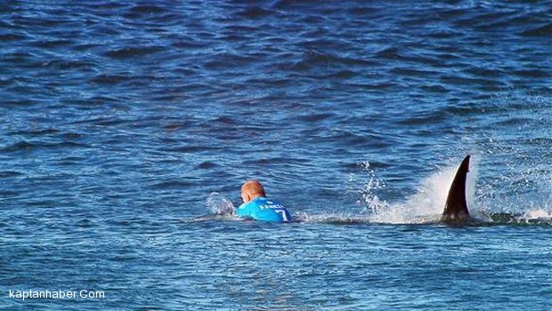 Sörfçü Mick Fanning&#039;e köpek balığı saldırdı