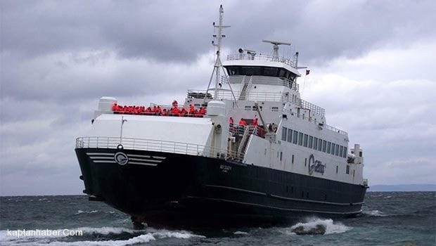 Makine arızası yapan Gökçeada feribotu yolda kaldı