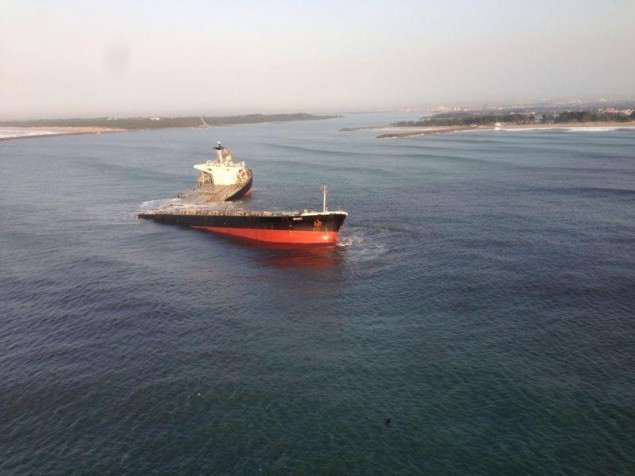 Karaya oturan M/V Smart İkiye Bölündü