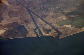 İran'ın Askeri Gemileri Süveyş'e Girdi