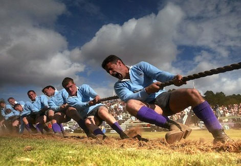 Rizeliler deniz üzerinde halat çekmede yarıştı
