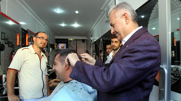 Bakan Yıldırım berber oldu