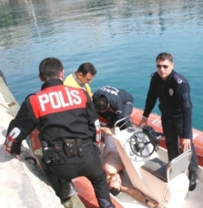 Alkollü turisti deniz polisi kurtardı