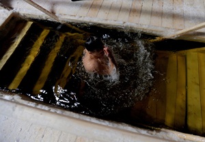 Eksi 25 Derecede Buzlu Suya Girdiler