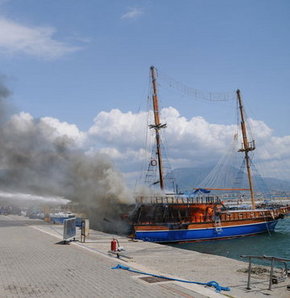 Gezi Teknesinde Yangın Çıktı