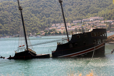 Fırtına 1 Gulet, 1 Tekne, 2 Botu Batırdı!