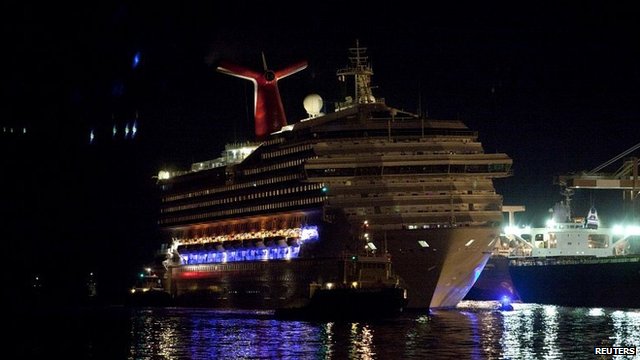 Carnival Triumph limana yanaştı