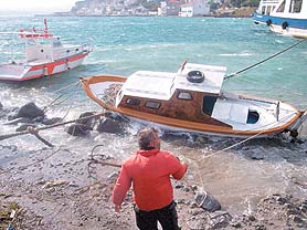 Şiddetli lodos Ege&#039;yi uçurdu...