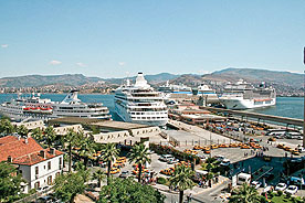 Yolcu Gemisi Yük Rıhtımına...