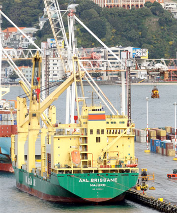 Kayalıklara Yakın Geçen Gemiyi Limanda Tuttular