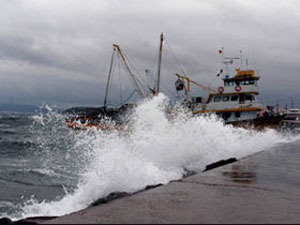 Fırtına Karadeniz'de Dev Dalgalara Neden Oldu
