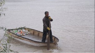 Yaşamını Nehirden Topladığı Cesetlerle Kazanıyor
