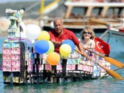 Meşrubat kutularından gemi yaptı!