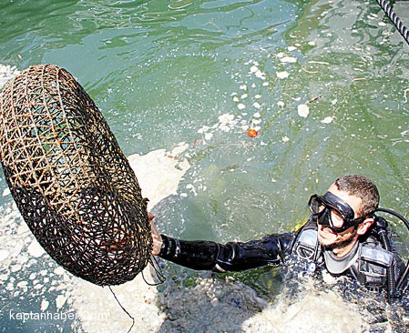 İzmir&#039;de denizin dibinden çıkanlar şaşırttı
