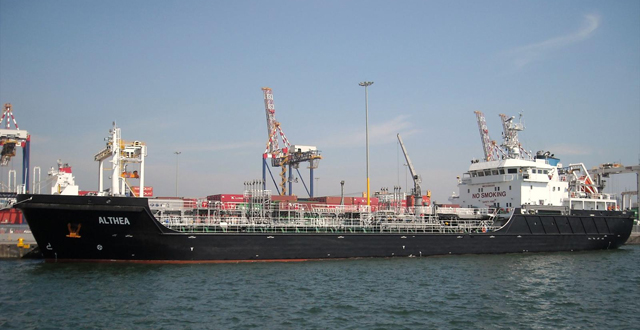 İki mürettebat  korsanlar tarafından kaçırıldı