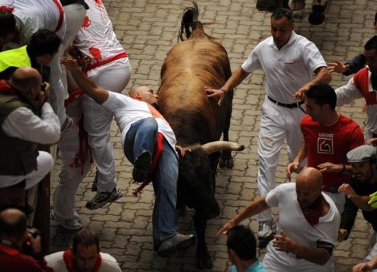 Boğalar Yine Ezdi Geçti