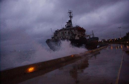 Terkedilmiş Gemiler Karaya Vurdu