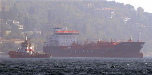 Tanker Boğazın Ortasına Demirledi