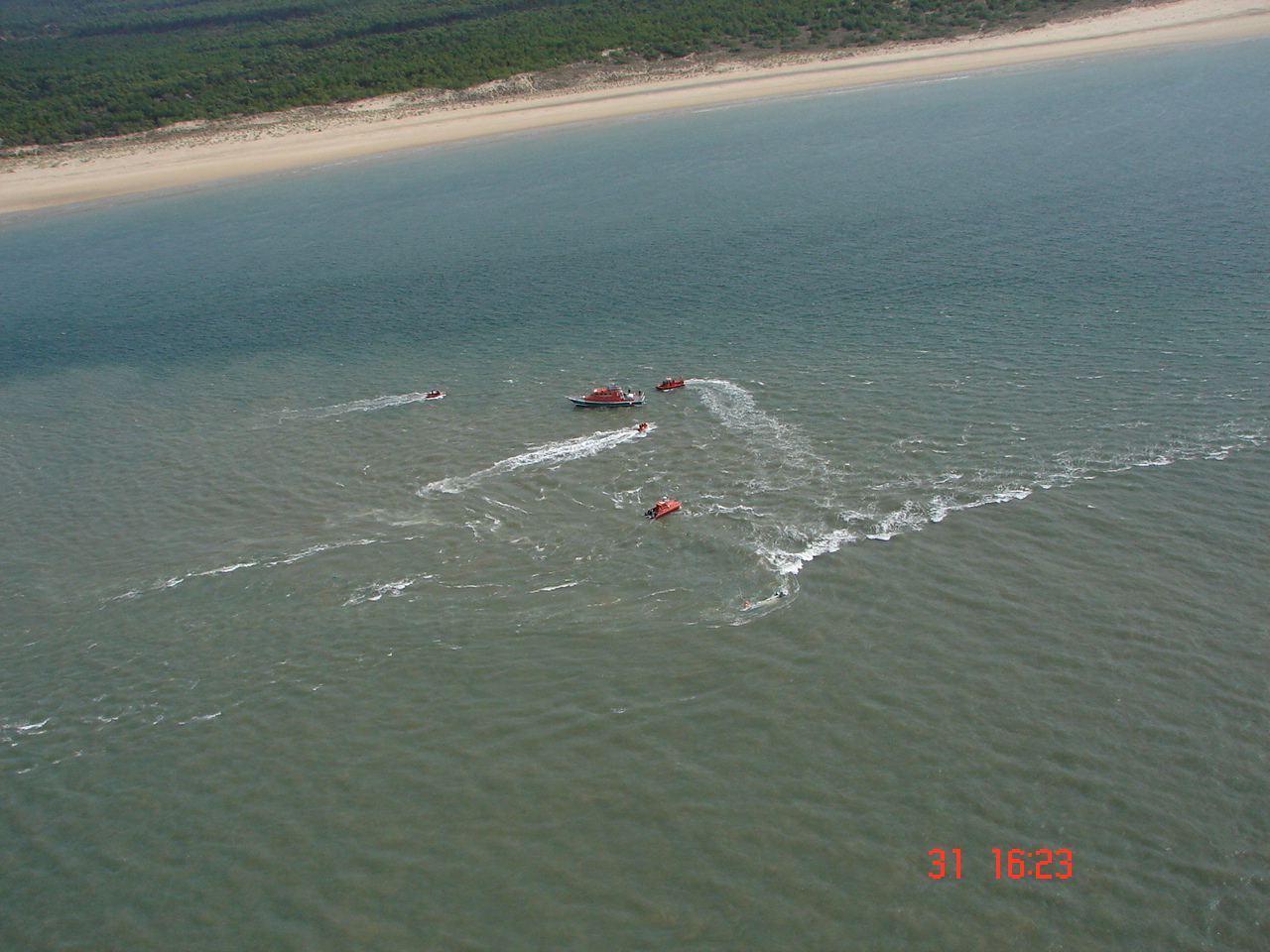 Trol teknesi battı, 3 balıkçı kurtarıldı