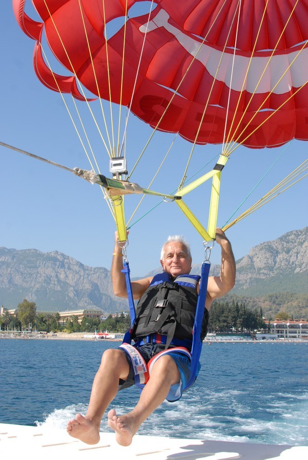 Ali Bozoğlu&#039;nun Parasailing Keyfi