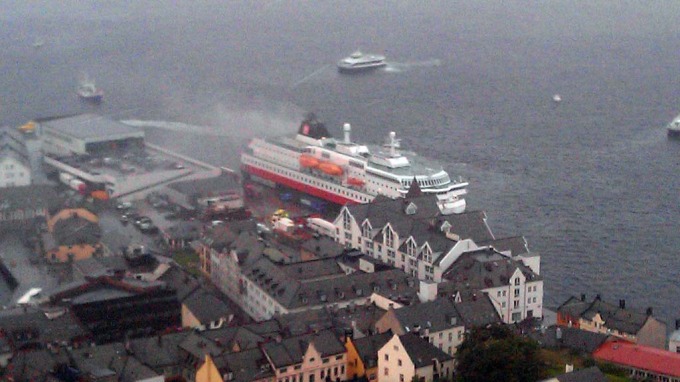 Yanan Yolcu Gemisi Rıhtıma Yanaşıyor