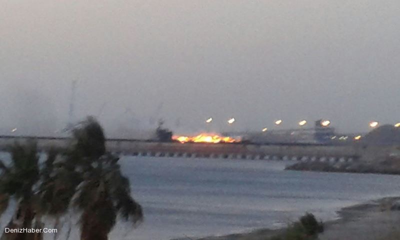 İskenderun&#039;da Saman Yüklü Gemide Yangın Çıktı