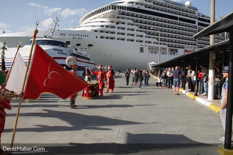 &quot;MSC Fantasia&quot; Marmaris&#039;e Yanaştı