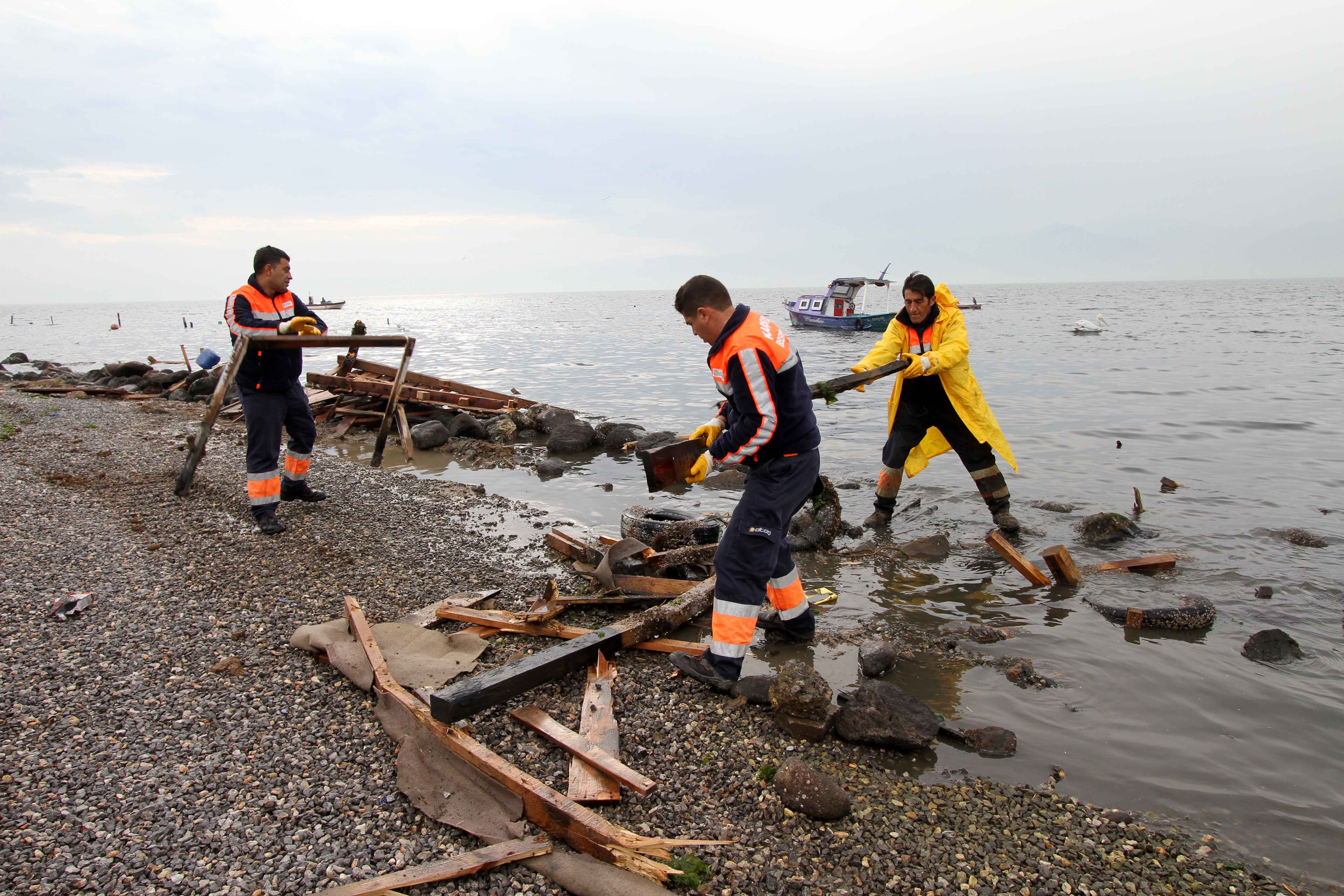 Barınaktan Çürük 35 Tekne Kaldırıldı