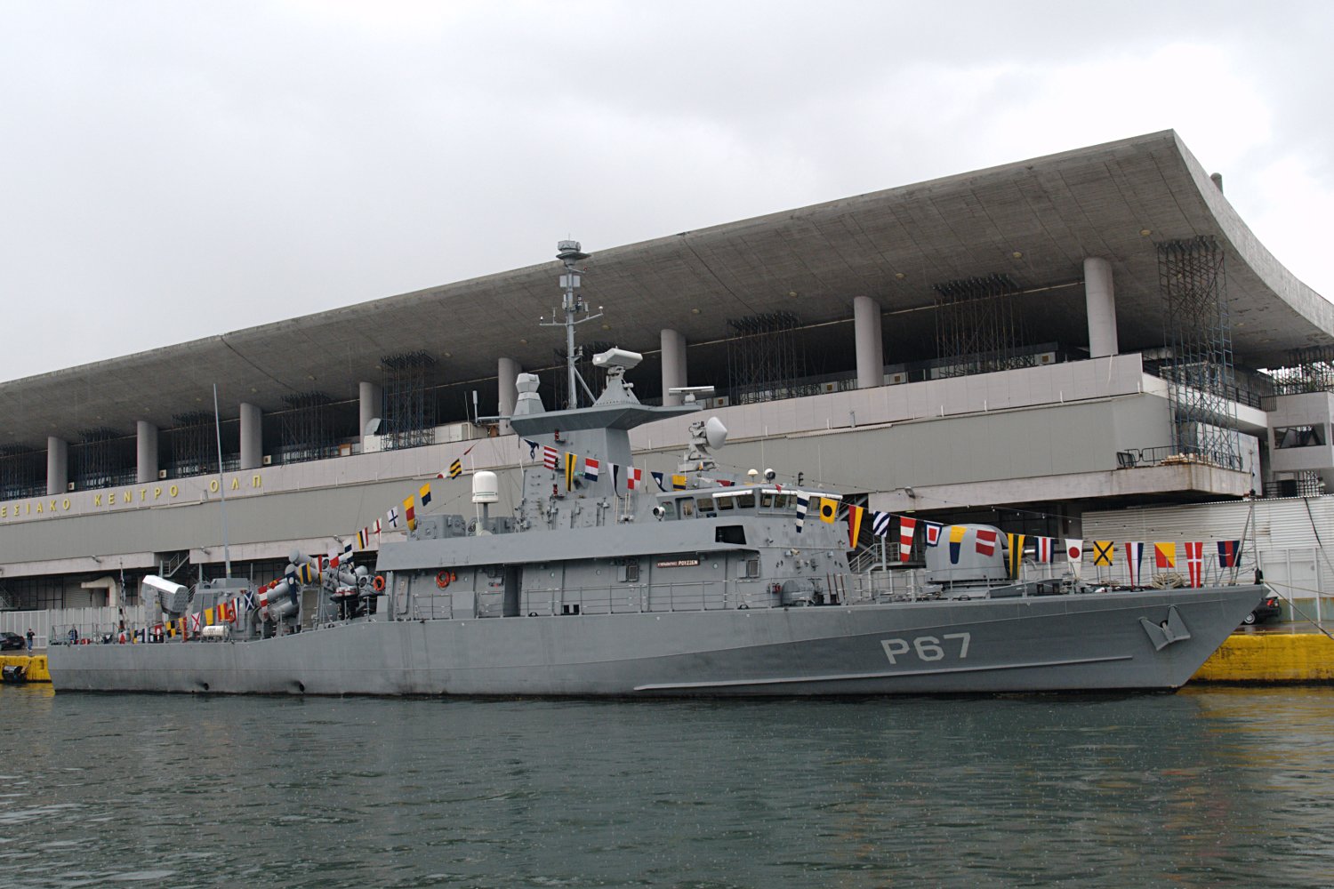 Türk mayın gemileri Pire Limanında