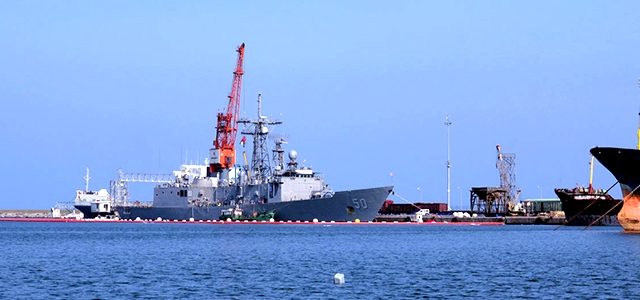 USS Taylor Römorkörle Girit&#039;e Götürülüyor