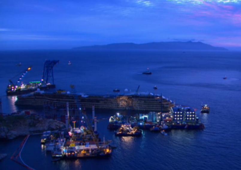 Yan yatan dev gemi ayağa kaldırıldı