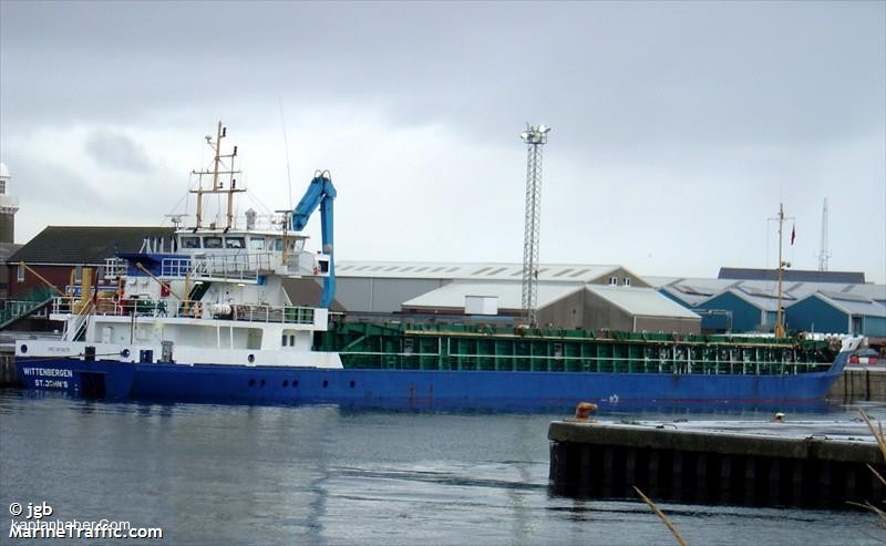 Ege Denizi&#039;nde bir kargo gemisi karaya oturdu