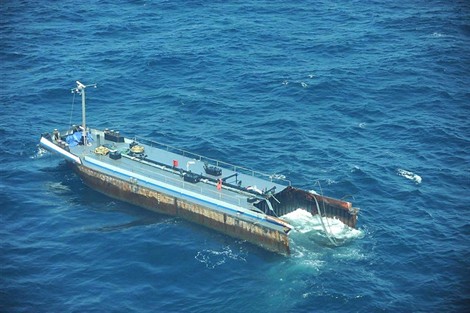 Türk Römorkörünün çektiği barc battı