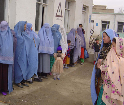 "Afganistan'a Doğumevi" İçin Yüzüyorlar