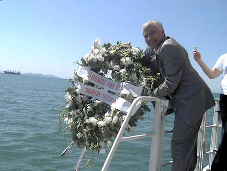 Deniz Şehitleri İçin Denize Çelenk