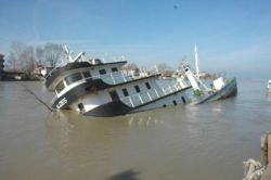 Yan yatan Tekne Tehlike Yaratıyor