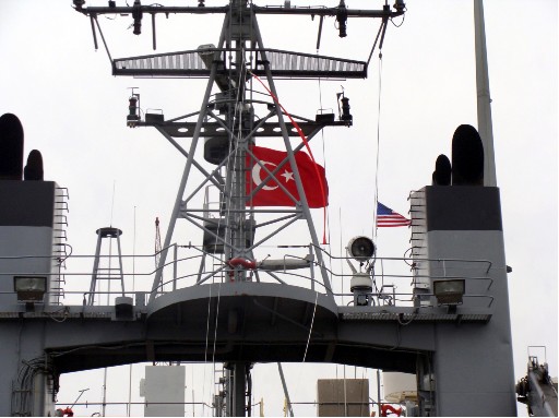 Türk Gemisine Bayrağı Çekildi