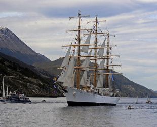 Afrika&#039;da Eğitim Gemisine El Konuldu