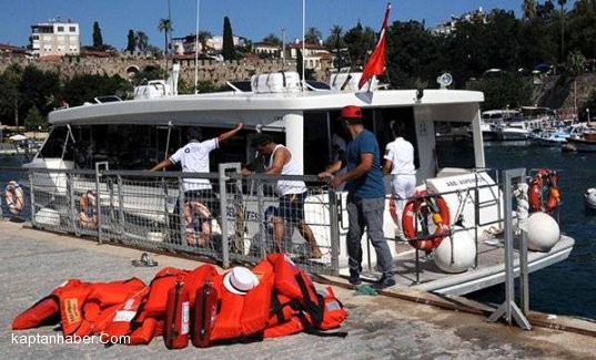 Antalya&#039;da deniz otobüsü alev alev yandı