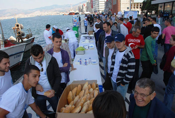DTO&#039;dan İzmirlilere &quot;Balık Ekmek Açılımı&quot;