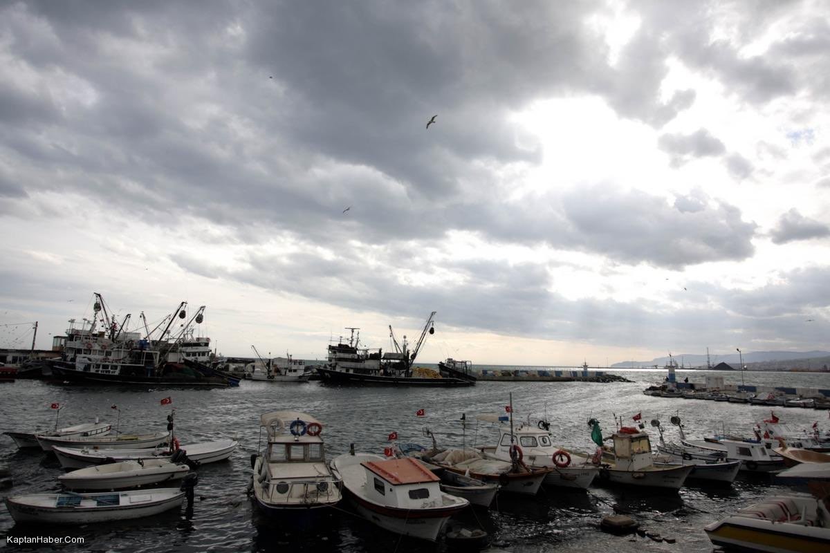 Tekirdağlı balıkçılar, lodos nedeniyle denize açılamadı