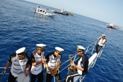 Bando Gösterisi Eşliğinde Batırıldı