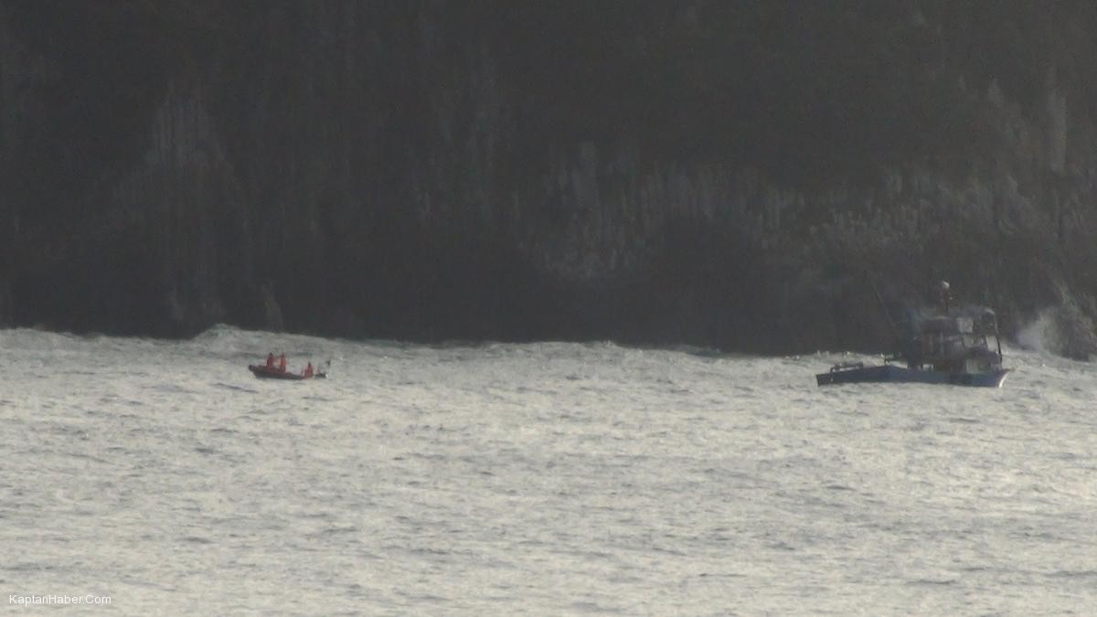 Tekneleri Battı, Kayalıklara Sığındılar