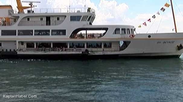 Beşiktaş&#039;ta bir kişi vapurdan denize atladı