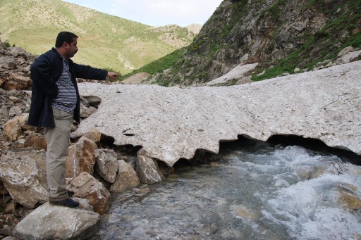 Batı Yanıyor, Doğuda Kar Var