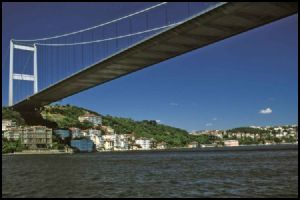 Boğazlardan akıp giden suyu seyrediyoruz